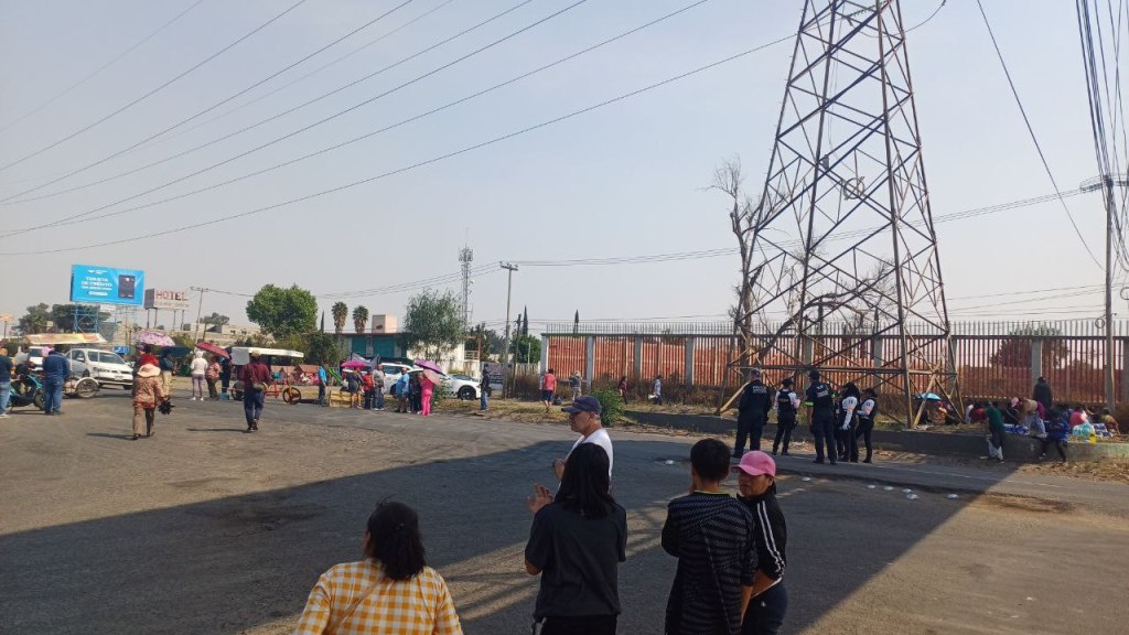 Cierre de la Carretera Federal Lechería-Texcoco por parte de los habitantes del Fraccionamiento La Guadalupana.